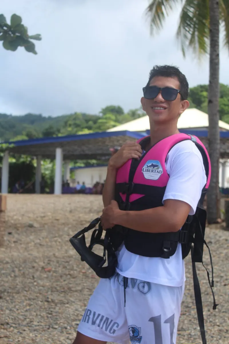 Guest wearing a Libertad life vest on the beach